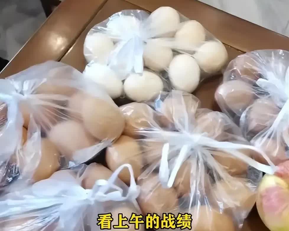 我这儿镇上有一群老人，组团领鸡蛋，所到之处都会让那些所谓的养生店叫苦不迭。
是