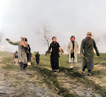 这是梁思成夫妇带领南下的东北大学建筑系的学生进行实地考察。这些东北大学的学生是非
