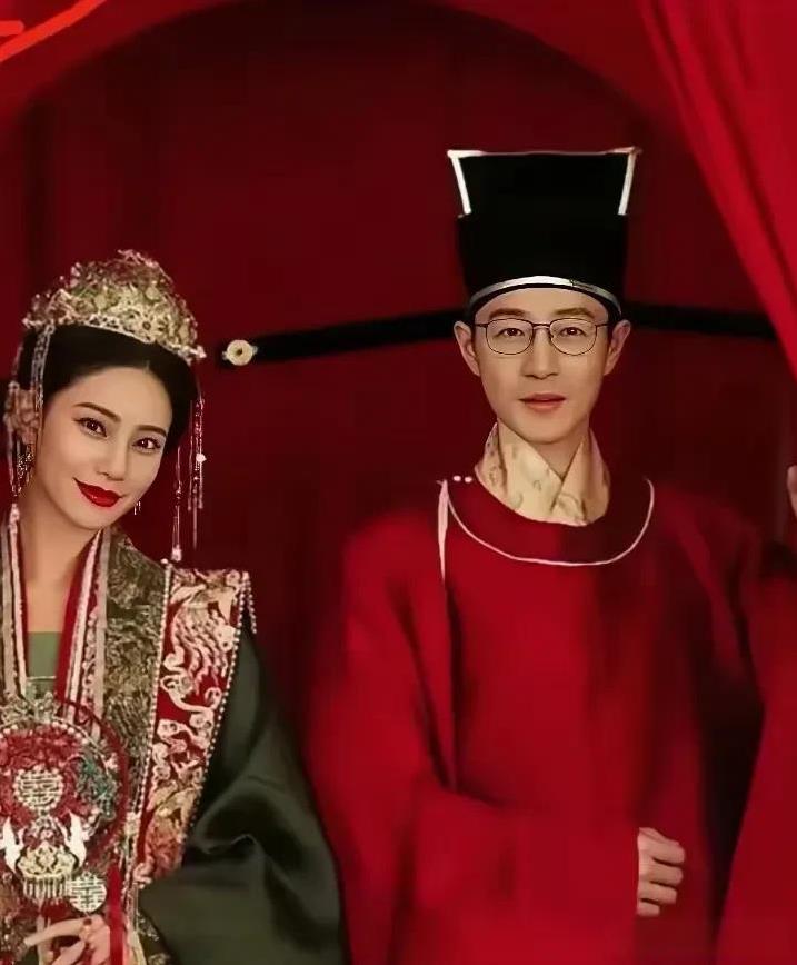 别看汪小菲已经44岁
这场中式风婚礼的两人也终不似
少年游
没想到汪小菲还有风度