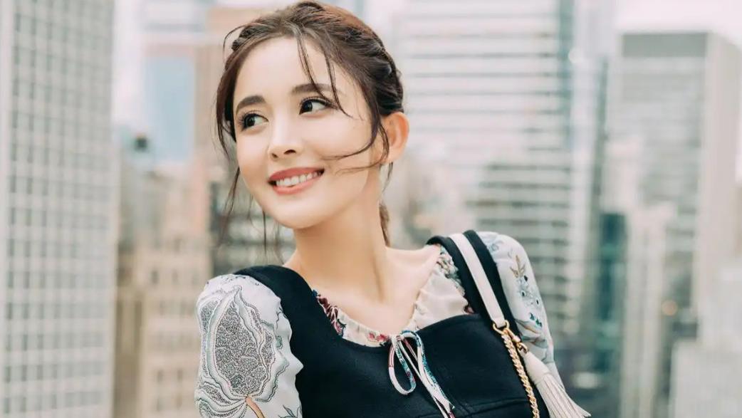 她环球影城状态引热议：与张云龙综艺互动成焦点，恋情谜团再起波澜