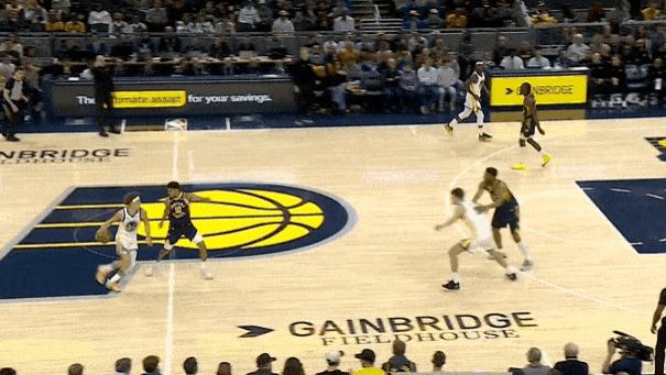 波斯特接波杰姆斯基助攻空位三分命中，勇士领先至两位数