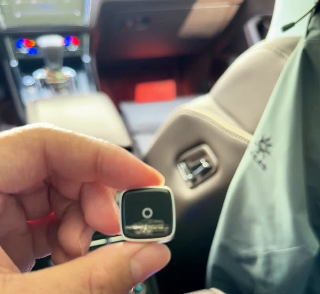 原车是有线Carplay的，车友们可以看一下这款无线Carplay盒子。这款无线