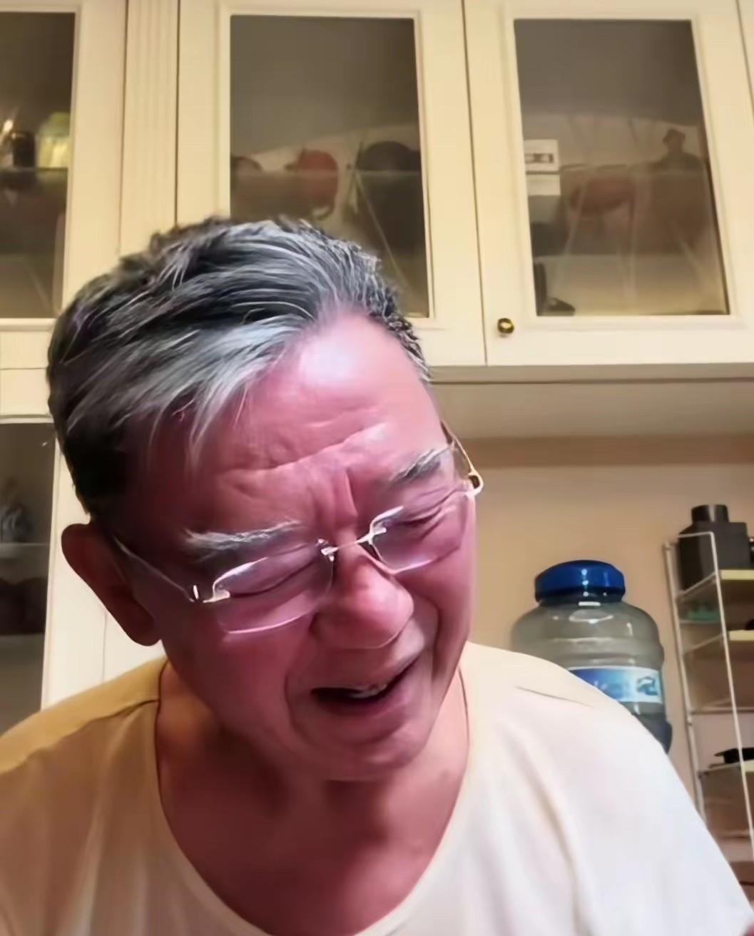 一大早看见老演员李立群因为昨晚的直播言论又被骂上了热榜……
昨天是大日子！
李立
