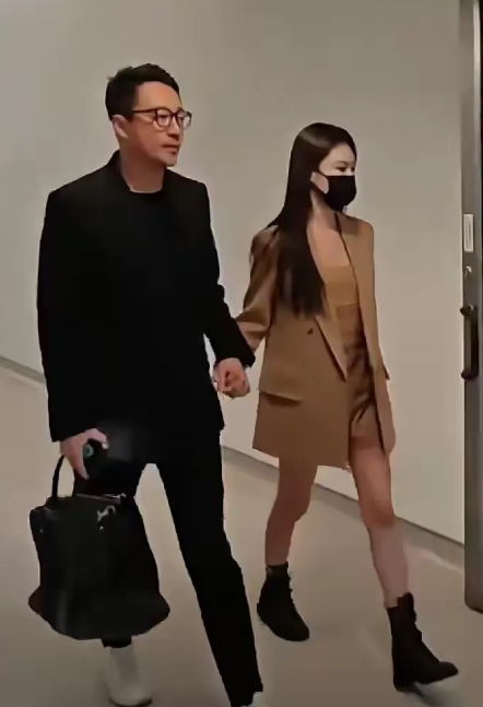 汪小菲穿了一身黑色西装现身宝岛机场，算是对前妻的一种尊重吧。不知道这次能不能顺利
