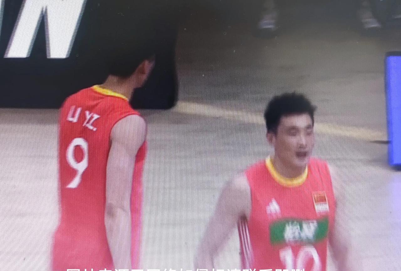 发球失误有点多，中国男排先负一局。
     中国男排在2025世联赛的首秀让球