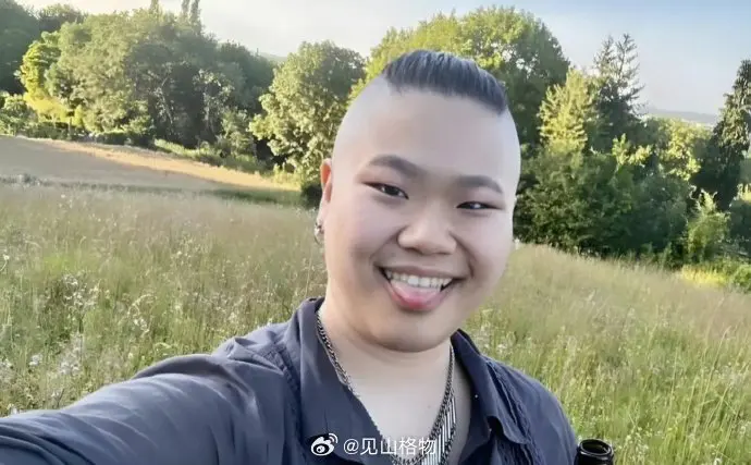 不是所有的星二代都那么优秀
也有地主家的傻儿子（女儿）