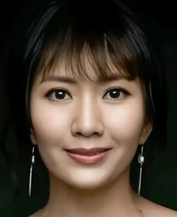 陆玲，1972年出生于广西桂林，毕业于上海戏剧学院。她是一位演技精湛的内地女演员