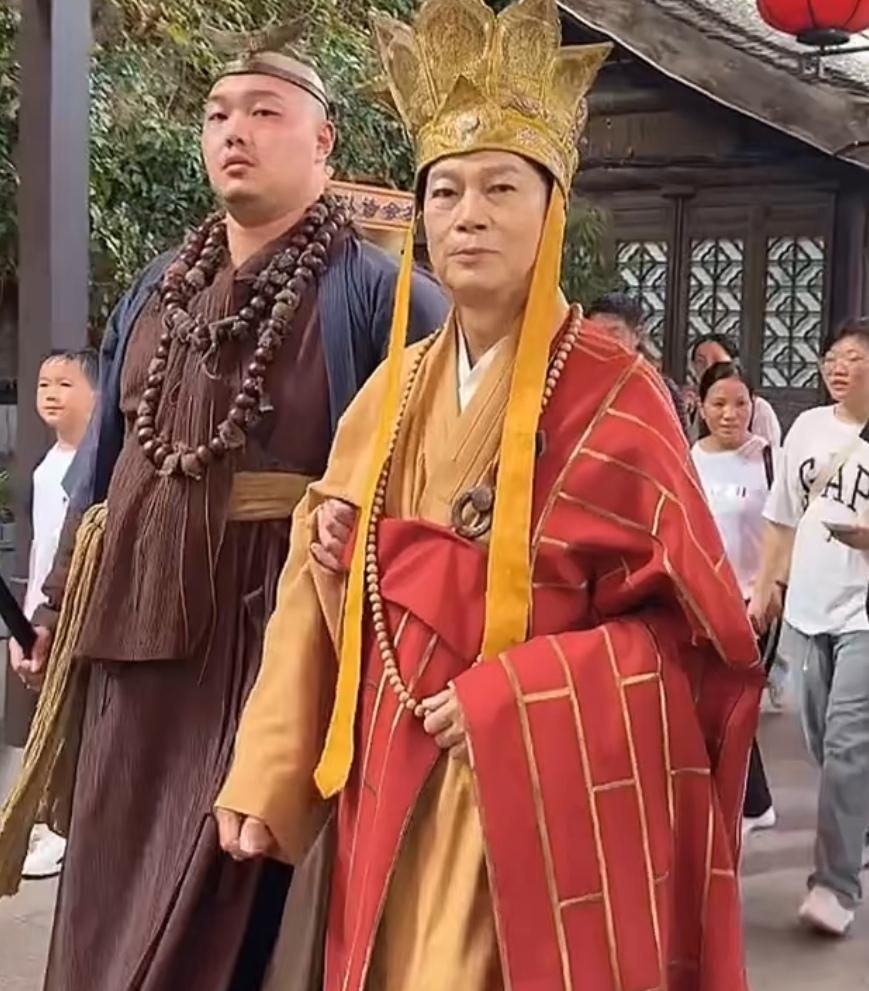 罗家英缺钱吗？为什么年近80，身患癌症已经放弃治疗，还要在景区表演？之前马景涛顶