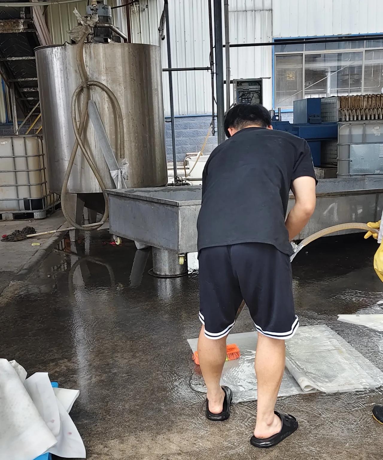 我们家，估计以后不会出现扶弟魔现象。
如果不是我女儿告诉我，我都一点不知道。
给
