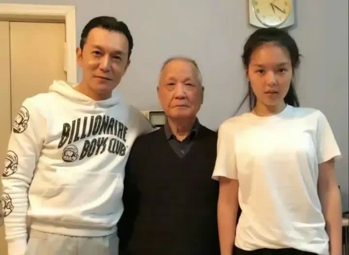 2017年，李咏与父亲、女儿，在一起，笑容可掬，喜笑颜开，温暖又温馨，其乐融融，