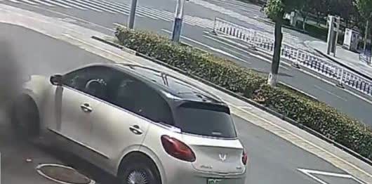 又一电车自燃事件发生，5月6号，一辆五菱缤果在车主自家店铺门口发生自燃，所幸未造