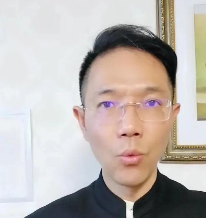 最近直播间的瓜真是越挖越有料！
听说李帅帅在直播时突然提到某个敏感话题，一句“捅