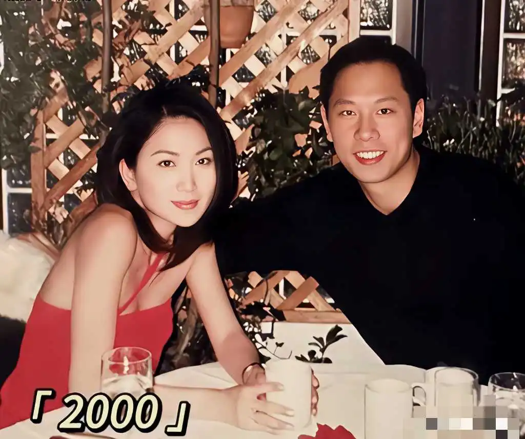 2000年，34岁的温碧霞与丈夫何祖光，在餐桌上的情景，不愧是最美“苏妲己”，真