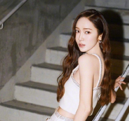 郑秀妍穿露腰装拍楼梯间大片，妆容精致皮肤白皙身材好