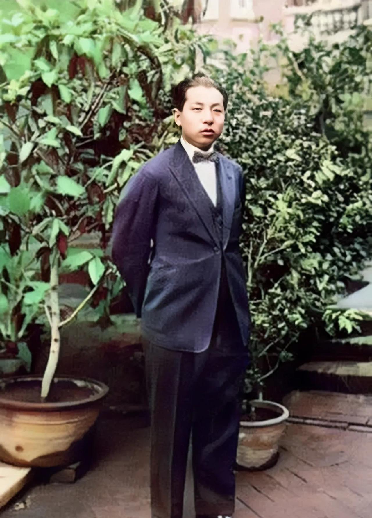 这就是张学良真实的样貌，大家看看吧！这可不是演员扮演的，而是货真价实的历史珍品，