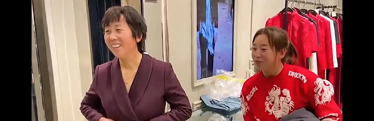 你觉得傻大妮穿哪件衣服好看？

为了聪聪订婚，傻大妮去邢台选衣服，
王常输