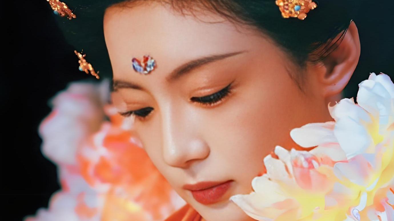 张雅钦再现唐装神韵 红衣幼贞惊艳精品之夜