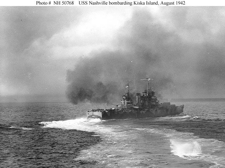 1942年8月8日美国海军纳什维尔号巡洋舰正在炮击阿拉斯加的Kiska基斯卡岛