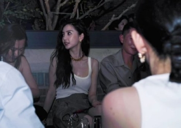 Angelababy真的好白，清纯甜美的笑容好开心。