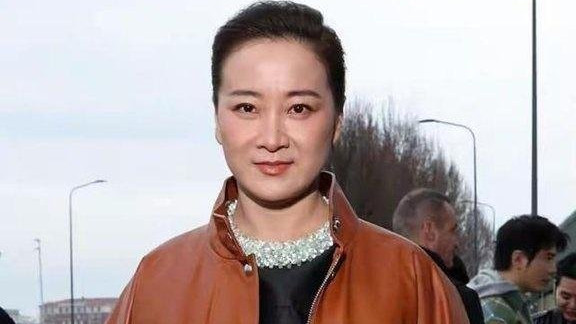 贾玲瘦身后化身Prada品牌代言人，这还是我以前认识的那个喜庆的小胖妞吗