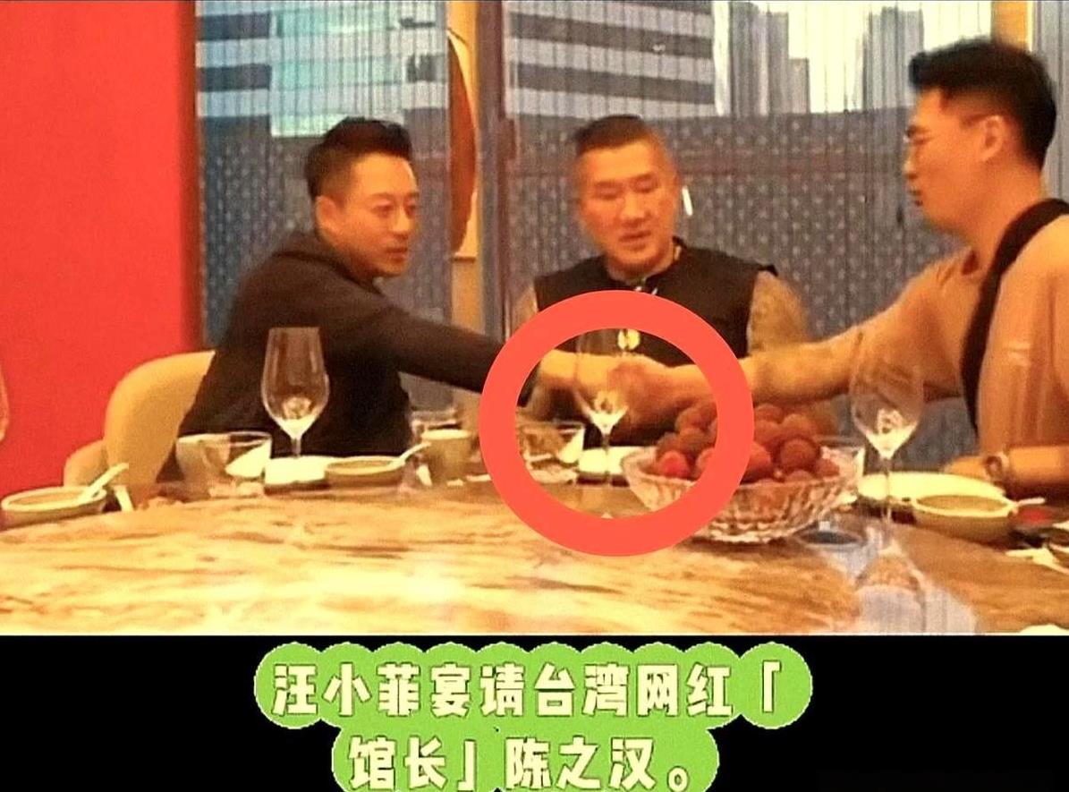 什么叫做真正的人物，再有流量能怎么样，小菲随便一坐，对比就出来了。
你发现没？