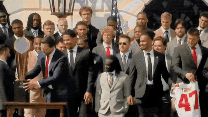 万斯是几十年来，第一个公开用侮辱性词汇称呼中国的美国白宫重要政客！
不过，很快万