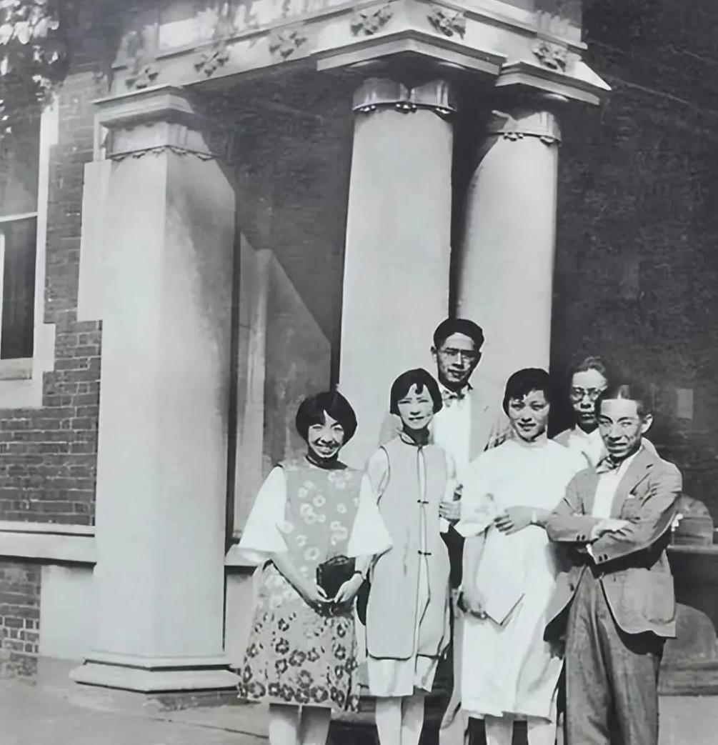 1929年，林徽因新婚不久，到东北大学任教。校长张学良心生倾慕，多次邀请林徽因当