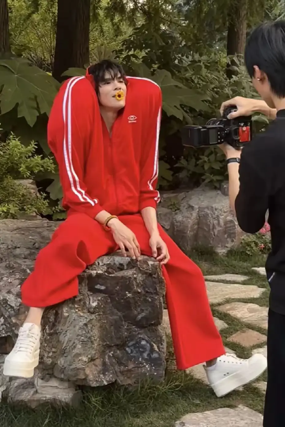向佐这是在干嘛，他现在专职搞行为艺术了吗，看不懂看不懂
