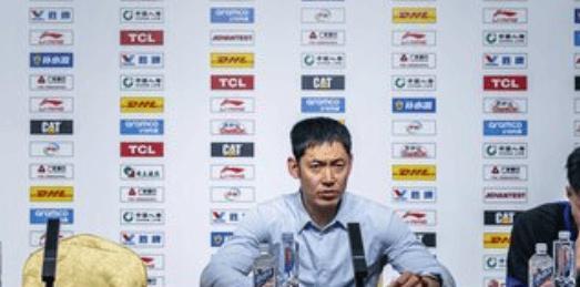 北控男篮战胜了辽宁男篮，赢下本场比赛之后，张庆鹏指导也能松口气，毕竟此前他的帅位