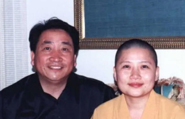 2000年，姜昆在国外偶遇已经出家的李娜，出于好奇，姜昆问她：“你到底为什么出家