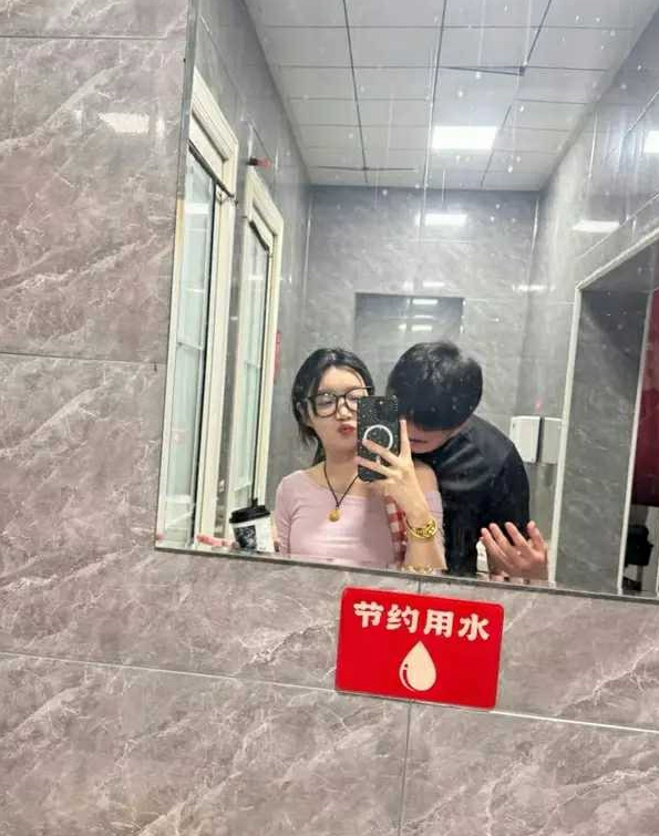 她喜欢摆拍