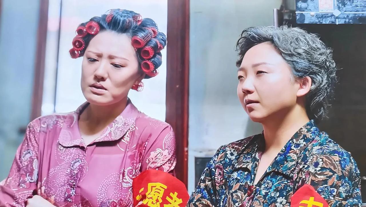 在手机的app上，看到有一部电视剧《欢乐老弄堂》是由孙艺洲，邓家佳主演。
刚开始
