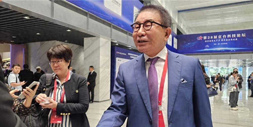在这个节骨眼上，民进党内部突然有人“进京”，而且还是创党元老洪奇昌。要知道，过去