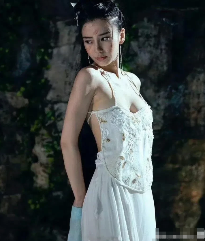 杨颖的这张剧照谁能抵挡的住，这迷人的身段，勾人的眼神 。

真羡慕她那么瘦，还那