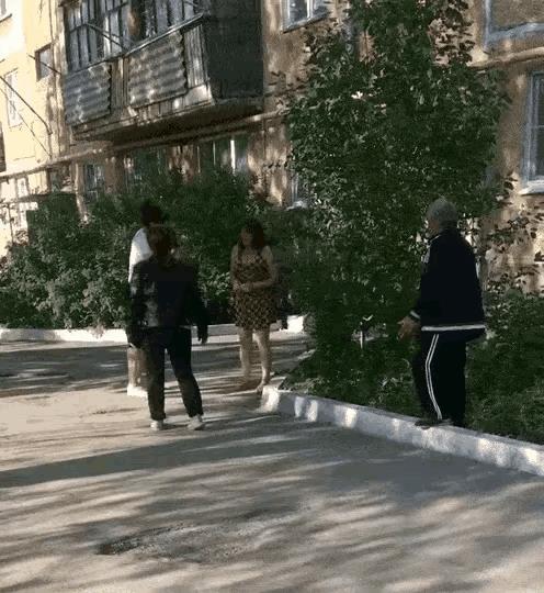 一对母亲不知道因为什么？对一名穿碎花裙子的女子大打出手。被打的女子不敢还手，被打