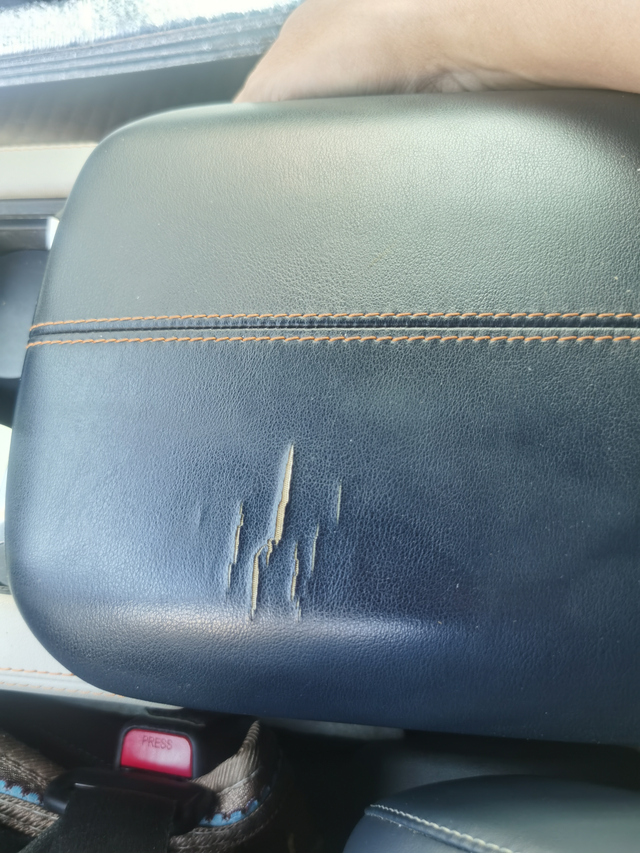 车内座椅扶手箱的包皮质量很差劲
车子刚开两年多，扶手箱，座椅开裂，现在这座椅还是