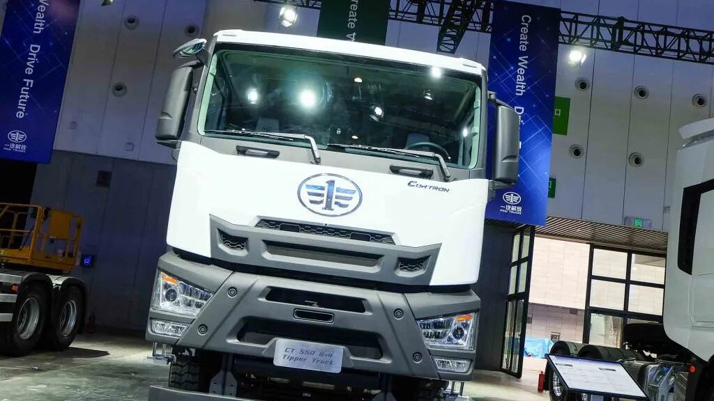 出口版车型就是好！新外观+豪华内饰，解放出口版CORTRON CT 550自卸车实拍