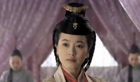 吴国皇帝孙皓招幸张美人。一番云雨后，孙皓十分餍足，而张美人却面无表情，冷冷地躺在