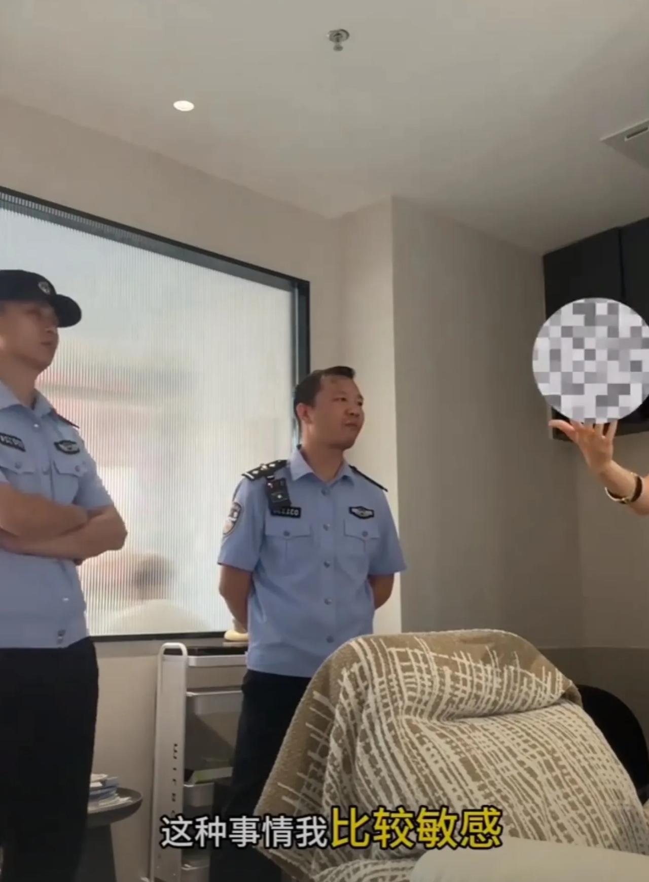 啥生意都不好干啊。
景德镇有理发店老板发文吐槽，说女游客洗头的时候就因为电源为毛