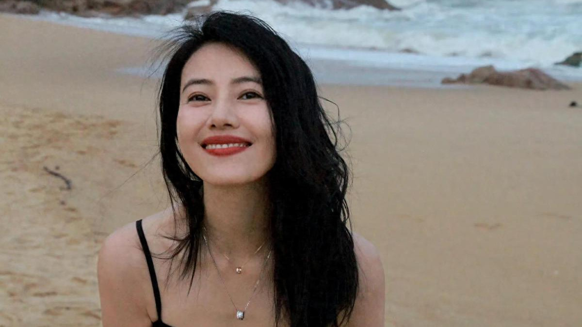 45岁高圆圆海边写真，一袭黑色吊带裙，尽显性感妩媚！
