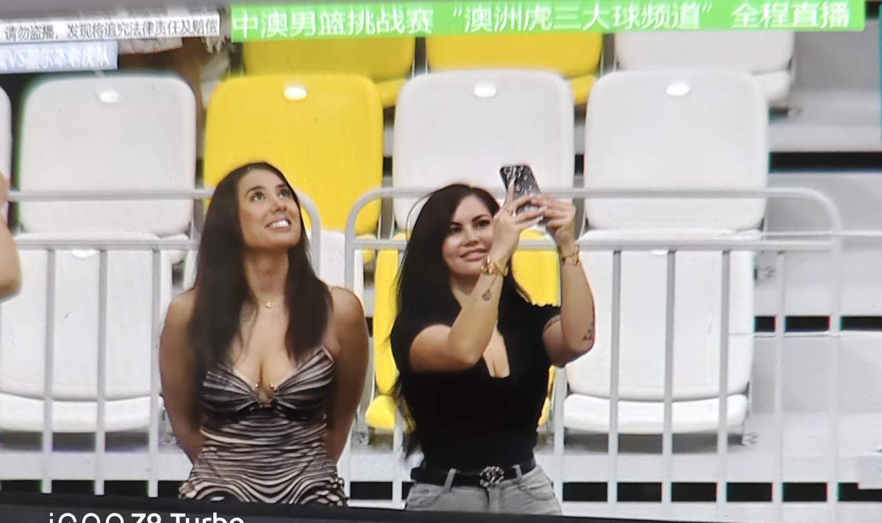 哇塞！你们发现了吗？
正在激情对战的中澳篮球对抗赛，顺德站:广东全运队对战澳洲墨