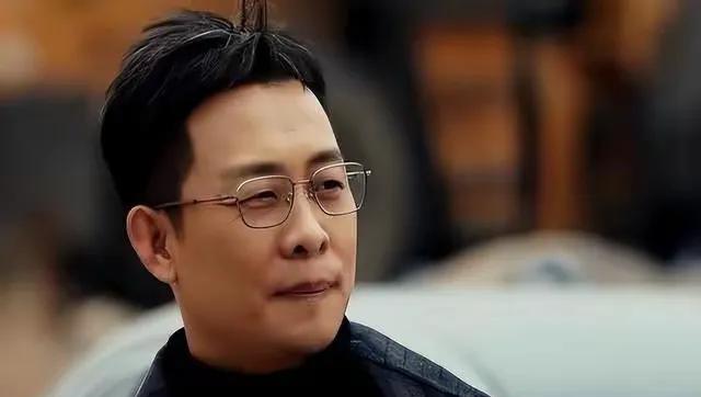 追剧《以法之名》    洪亮自始至终都有一种矛盾心理，很正直但不勇敢，他比不上郑