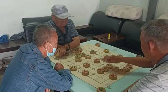 我一个棋友，他是作烧烤生意的，空余时间学棋练棋。

他是从2017年用心学棋