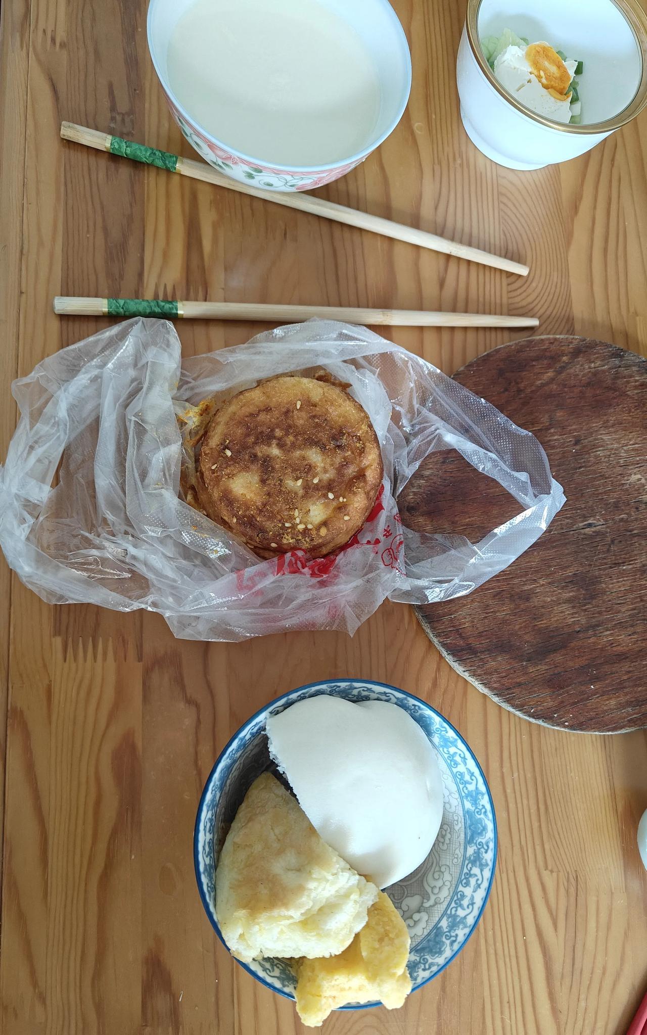 二大娘趣事儿，哈尔滨凌晨三点开始下雨，我是凌晨四点多醒了，还在下雨。这可咋整，司