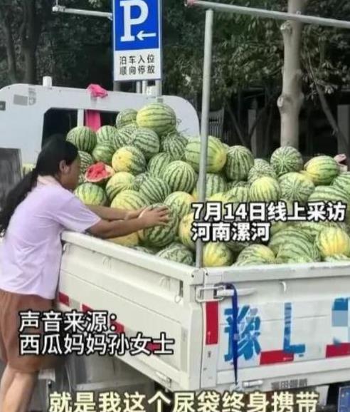 看哭了！河南漯河，一女子路过瓜摊，见烈日下9岁小姑娘在卖瓜，妈妈却躲在后面乘凉，