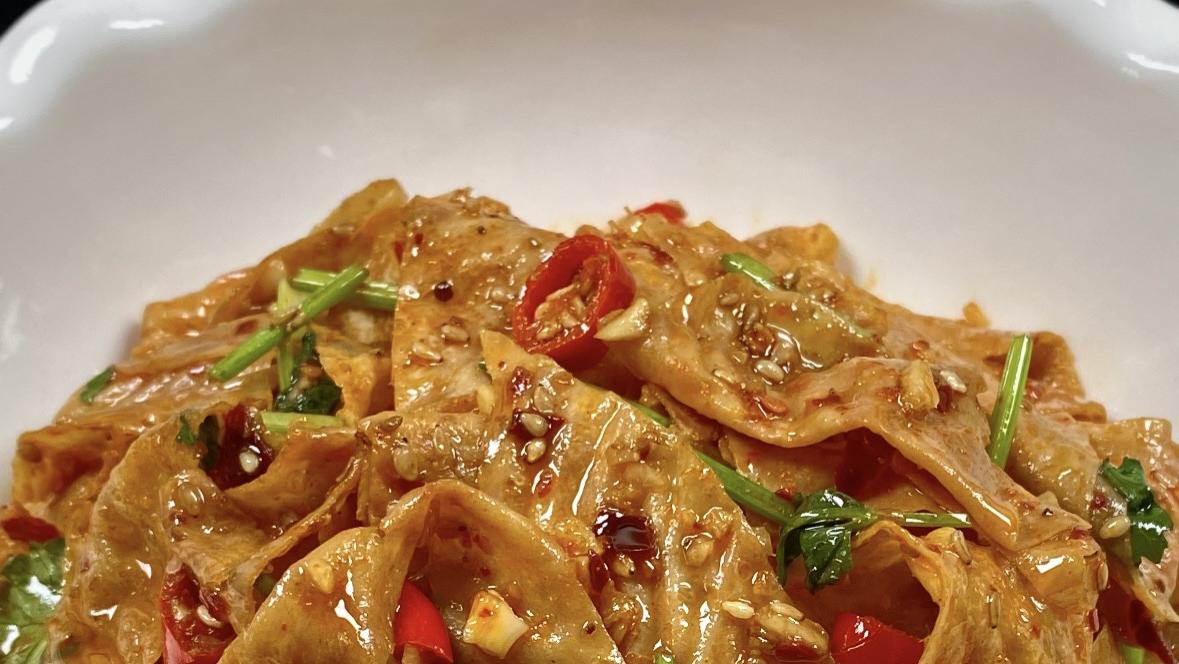 《厨房三分钟魔法：香辣孜然豆皮，米饭杀手的诞生记》