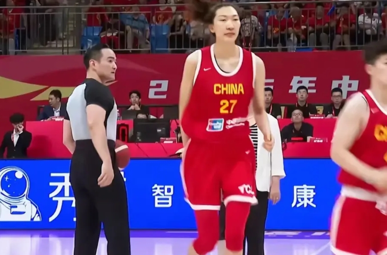 中国女篮第4场热身赛，轻松赢下30多分。不知道那些心里酸酸的球迷网友们怎么说了？