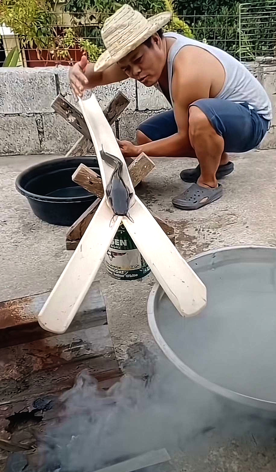 一边是逃出升天，一边是烤架升天！