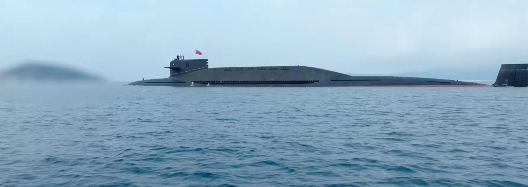 目前官方公布了迄今为止最清晰的094型战略导弹核潜艇画面，尽管画面中象征性地打了
