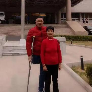 [太阳]2011年，47岁的浙江女婿遭遇车祸，导致右腿截肢，亲生母亲当场离世，没